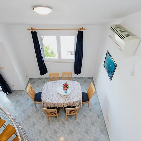 Vrlika Πανσιόν 3*