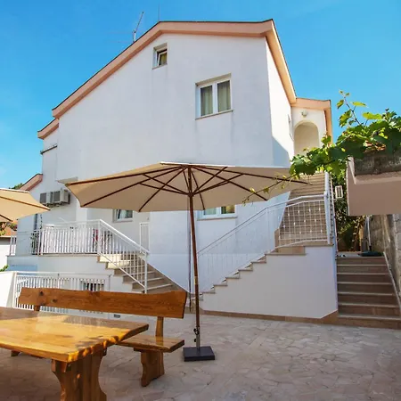 Vrlika Πανσιόν 3*