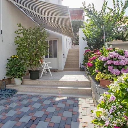 Πανσιόν Vrlika 3*