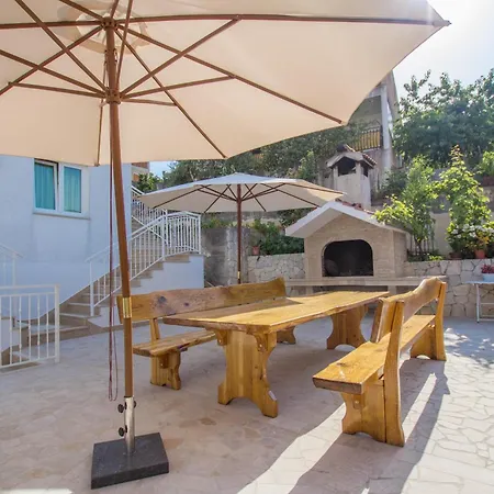 Vrlika Πανσιόν Τρογκίρ