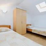 Vrlika 3*